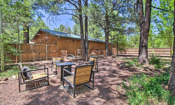 Pinetop Cabin | Patio, Fenced Yard: Pet-Friendly Pinetop Cabin!