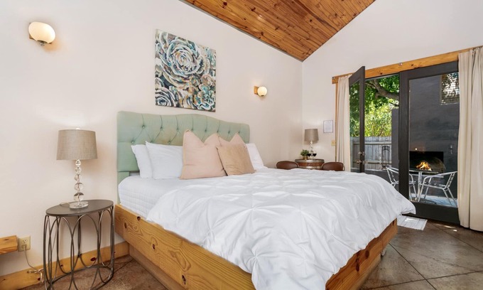 Fredericksburg Apartment | Patio Sisters Claire Suite | King Bed | Hot Tub | Outdoor Fireplace