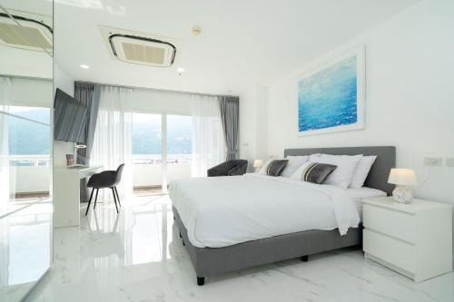 Patong Apartment | Patong Tower Brand 1-Bedroom apartment mountain view , Near Beach