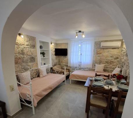 Fourka Apartment | Patriko Stone House
