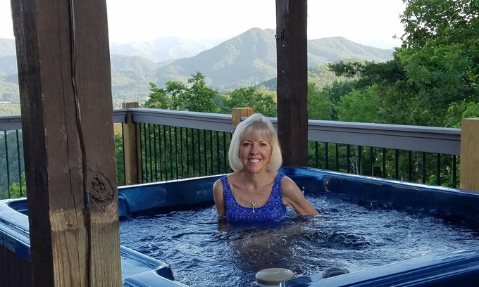 Gatlinburg - Pigeon Forge Cabin | PATRIOT DREAM: GREAT VIEWS,/HOT TUB/FIREPIT/10 % Act./Ret. MIL/LE DISCOUNT