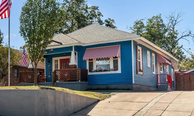 Fort Worth House | Patriot Outpost - Sleeps 8 - Just 3/4 Mile from Stockyards! TCU close by