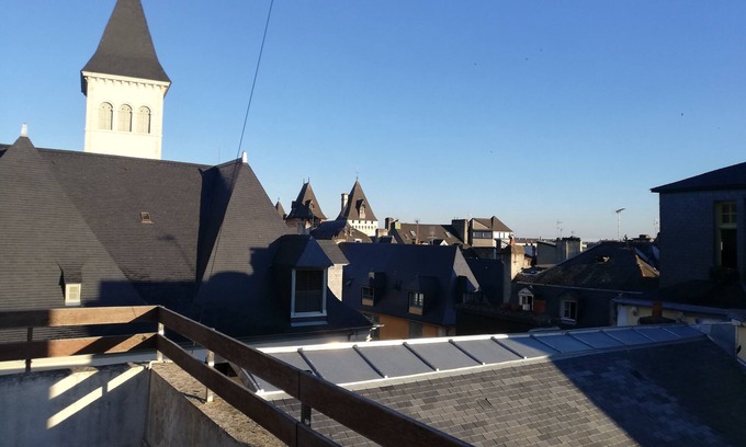 Centre Ville Apartment | Pau historic district apartment with terrace