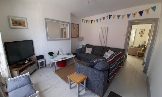 Gorleston-on-Sea House | 'Pavilion Cottage' next to Gorleston beach with sea views - pet friendly!