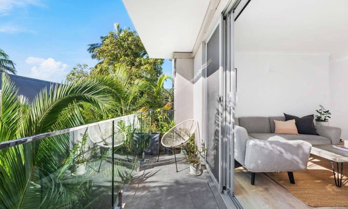 Bondi Beach Apartment | Paw-friendly 2BR Bondi pad with parking, great location