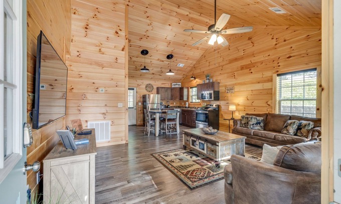 Pigeon Forge Cabin | Paws in the Air: Hot Tub,Pigeon Forge