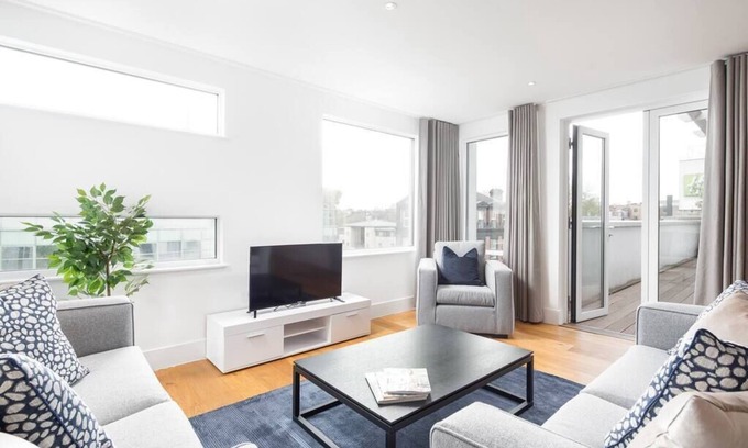 Camden Town with Primrose Hill Apartment | PBC | Three Bedroom Apartment with Balcony JT7
