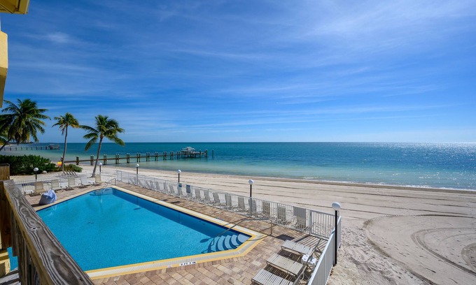 Marathon Cottage | PC arrive any day, beach, Pool, WD, Kitchen, Hot Tub Marina WiFi, boat dock