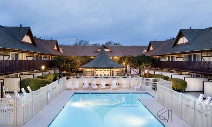 Buellton Hotel | Pea Soup Andersen's Inn