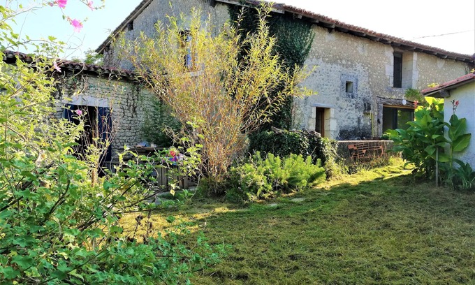 Bouteilles-Saint-Sebastien Cottage | Peaceful house with gîte, permaculture garden, artist's studio to visit