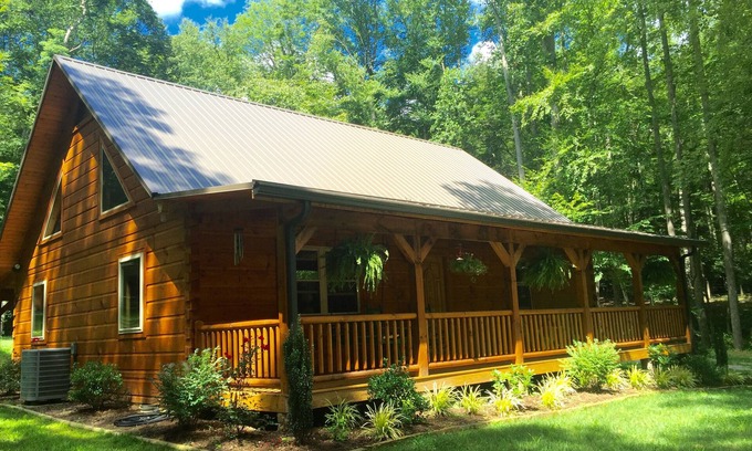 Roan Mountain Cabin | PEACE & TRANQUILITY, Mtn.Cabin By A Stream Near A.T. And Roan Mtn State Park