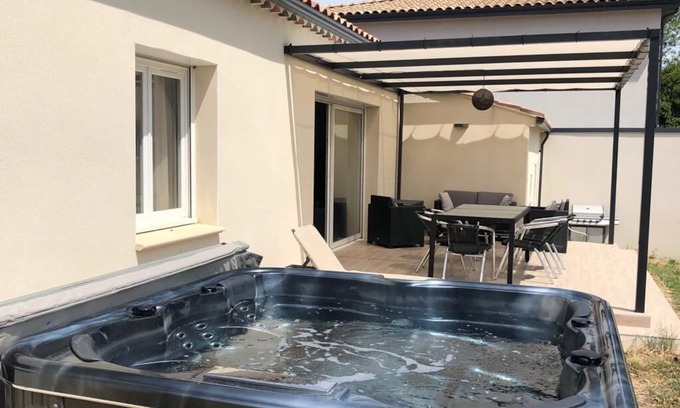 Saint-Laurent-des-Arbres House | Peaceful villa with garden, terrace, barbecue. and jacuzzi for 6 people!
