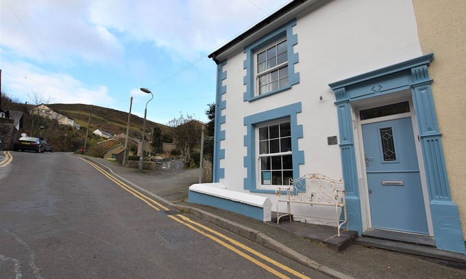 Aberdovey Cottage | Peaceful 2 Bedroom Cottage Only Short Stroll To Village Centre & Beach Front