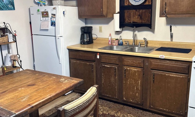 Davis Condo | Peaceful 2-bedroom condo with fireplace centrally located in the heart of Canaan