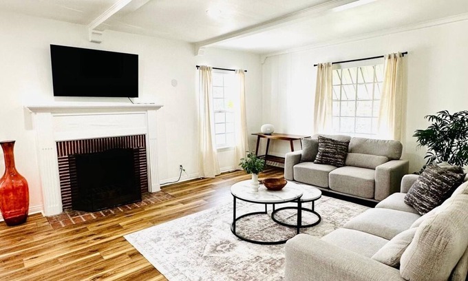 Beverly Grove Condo | Peaceful 2BR Condo Near Beverly Hills – Free Garage Parking – 30+ Day Stays