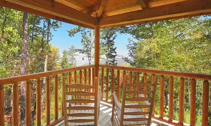 Gatlinburg - Pigeon Forge Cabin | Peaceful 2BR Mountain Getaway! Deck, A/C & Nature Trails - Perfect Summer Stay