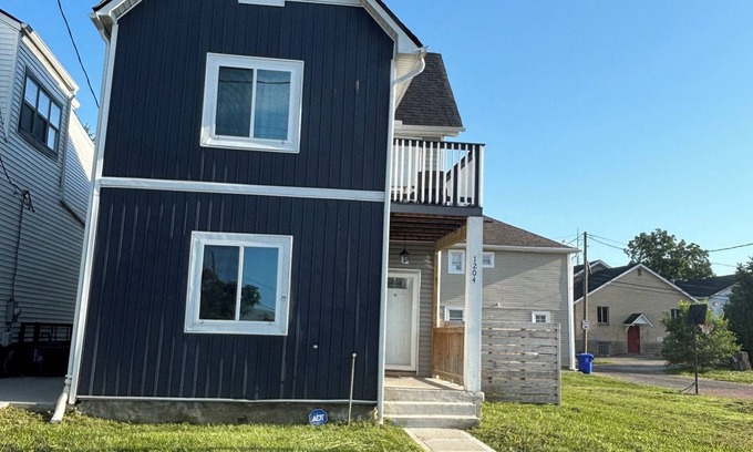 Near East Columbus House | Peaceful 3-bedroom house with AC in charming Columbus. Able to accommodate 8.