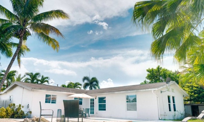 Sunrise House | Peaceful 4BD+Den Home Oasis w/ Pool Backyard & WFH
