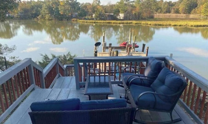 Colonial Beach House | Peaceful and Cozy Waterfront Home [just renovated]