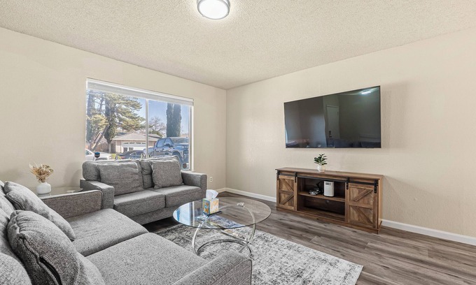 South Natomas Villa | Peaceful and Quiet 4 Br house with Garage