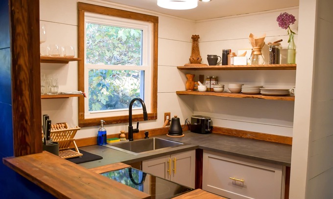 South Britain Apartment | Peaceful apartment on 3.5 acres w/artist studio.