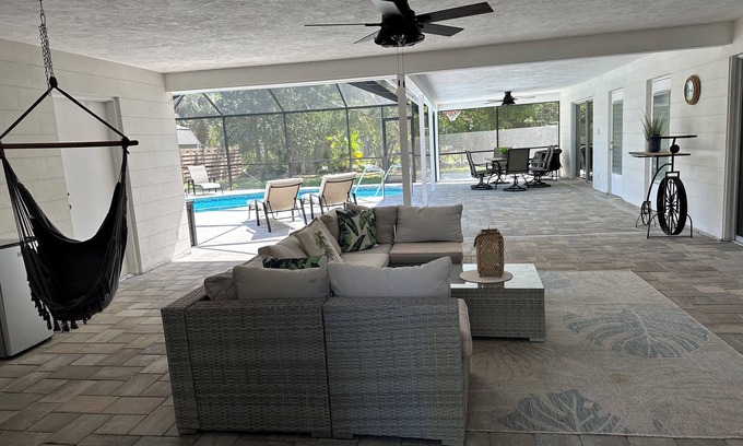 Fruitville House | Peaceful Beach House with Spacious Lanai and Pool- Siesta Key Beach close by!