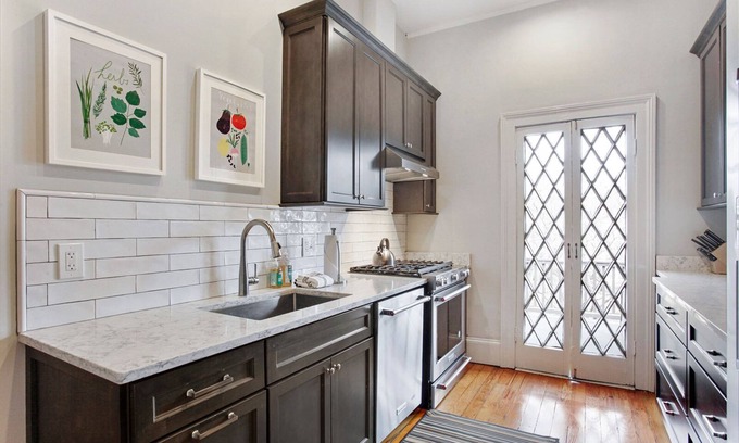 Historic Downtown Savannah Apartment | Peaceful & Beautiful Upper Apt! 2 Private Balconies!