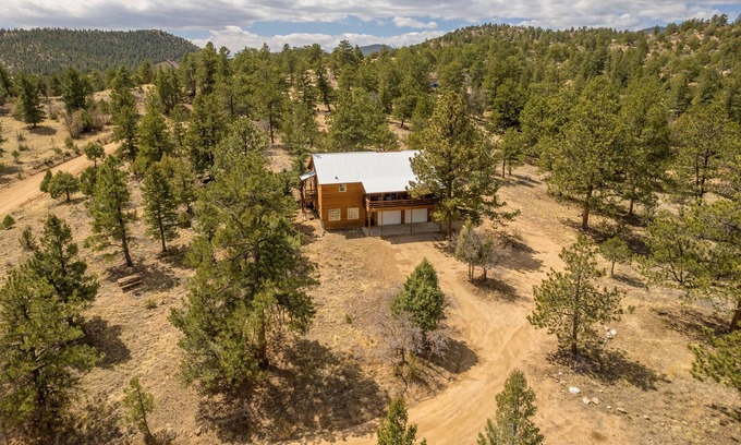 Cotopaxi House | Peaceful Cabin among Pines and Peaks