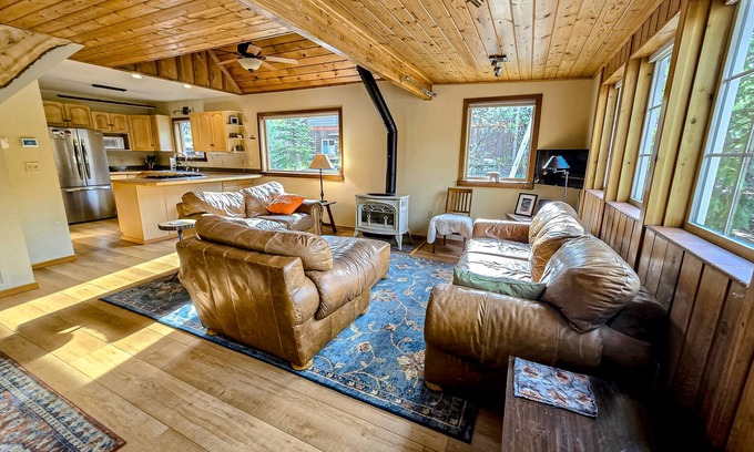Alyeska Cabin | Peaceful cabin in Girdwood, fireplace, wood stove & mountain views