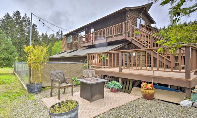 Adelma Beach House | Peaceful Cabin on Horse Farm, 5 Mi to Town!