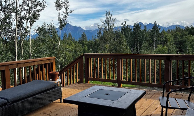 Palmer Cabin | Peaceful Clover Hill Cabin-Mountain Views!