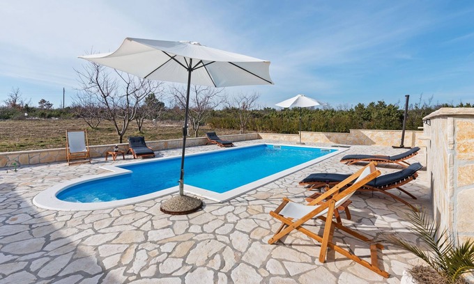 Benkovac Cottage | Peaceful Cottage in Benkovac with Swimming Pool