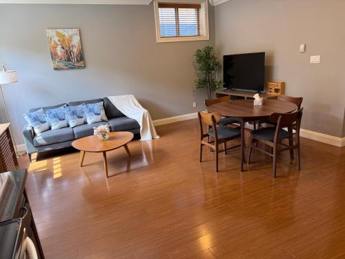 West Side House | Peaceful & Cozy Home with 3 rooms, 2 SHARED Bathrooms and SHARED Common Space