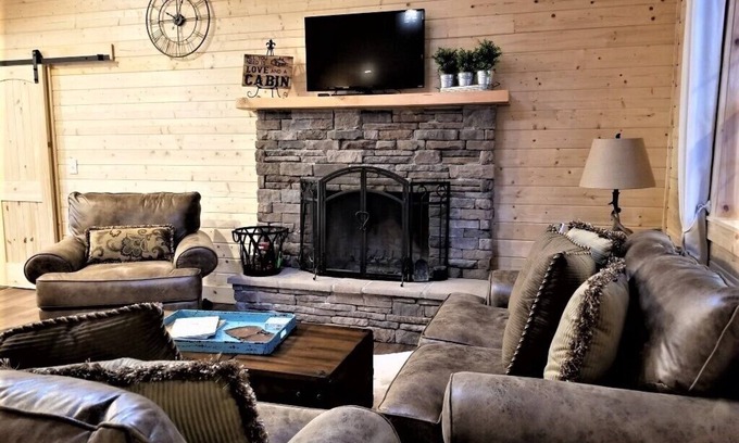 Highlands Cabin | Peaceful Creekside Cabin, Easy Access (Paved road) - Walnut Creek Haven