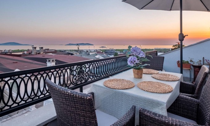 Maltepe Apartment | Peaceful Duplex Flat with Adalar View in Maltepe