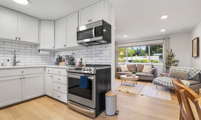 Mountlake Terrace House | Peaceful Family Retreat Home w Firepit & Grill