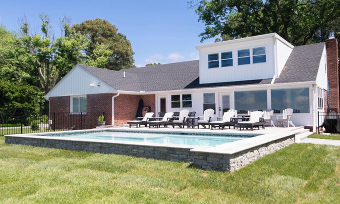 Cambridge House | Peaceful family get away with in ground pool and close to town