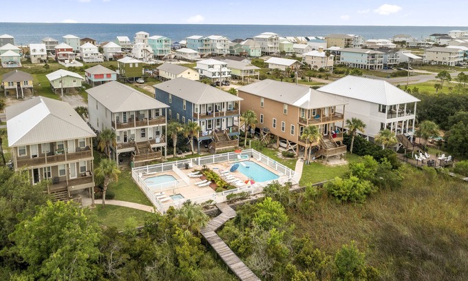 Gulf Shores House | Peaceful Family&Pet Retreat 4 BR Home Heated Pool Bikes Pier Outdoor TV