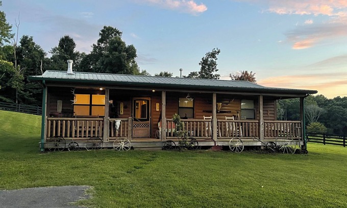 Russell Springs Cabin | Peaceful farm 3 miles from town and close to lake