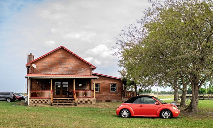 Okeechobee Cabin | Peaceful Farm Cabin Getaway, 2BR w/WiFi, AC & Sunrise Views