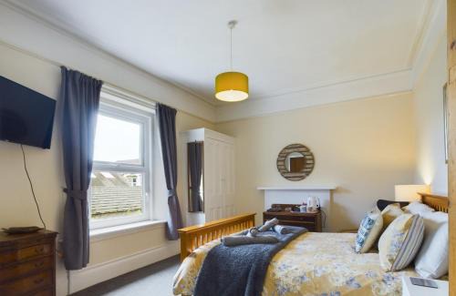 Margate House | Peaceful garden view double with ensuite in house opposite beach, with access to private garden and bike store