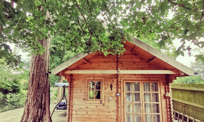 Twigworth Cabin | Peaceful gateway to the Cotswolds with Jacuzzi and lake.