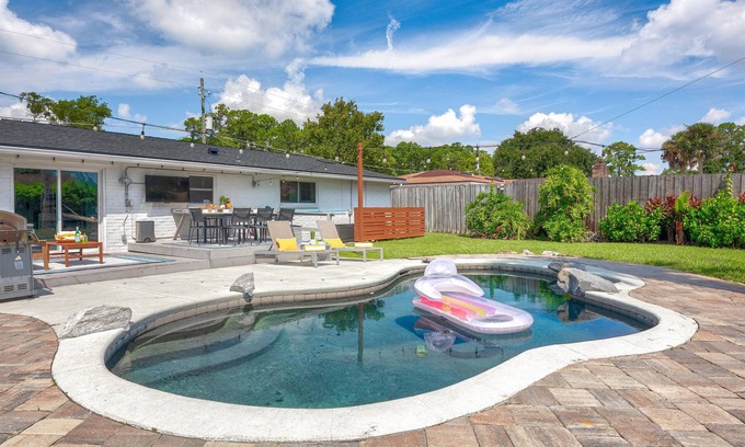 Isle of Palms House | Peaceful Getaway Heated Pool Mayo Jags Games Beach