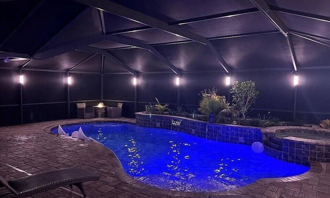 Parkdale House | Peaceful Getaway 3-bedroom with chef's kitchen, heated pool and hot tub