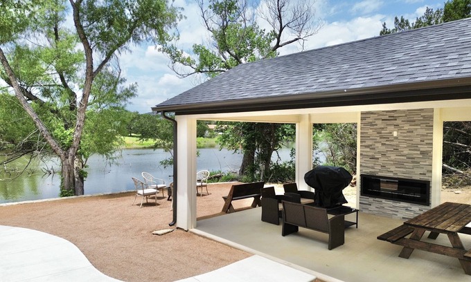 Granbury House | Peaceful Getaway in Granbury with Private Fishing & Gameroom