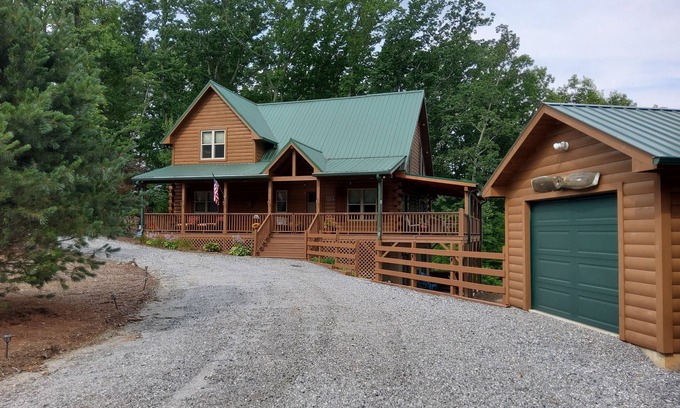 Vein Mountain Cabin | Peaceful getaway with stunning views in gated Community - EV Friendly