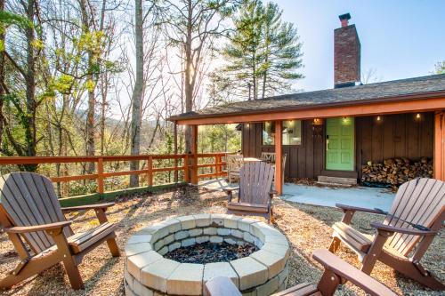 Townsend House | Peaceful Heights with Cozy Decks and Smart TV