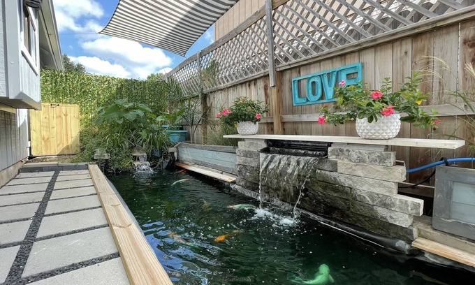 North San Antonio - SAT House | Peaceful Home ~ 30’ private koi pond ~ Extended Stays