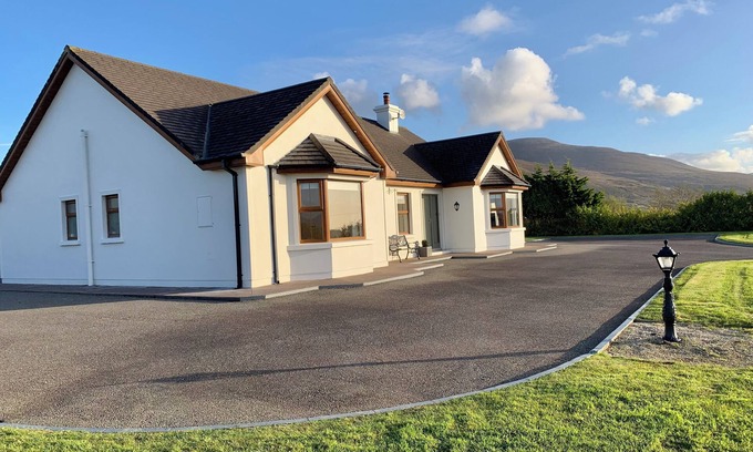 Caragh Cottage | Peaceful home,centrally located for Ring of Kerry, Dingle and Killarney