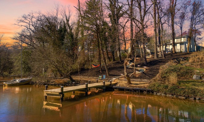 Pasadena House | Peaceful home overlooking a quiet cove-perfect getaway!